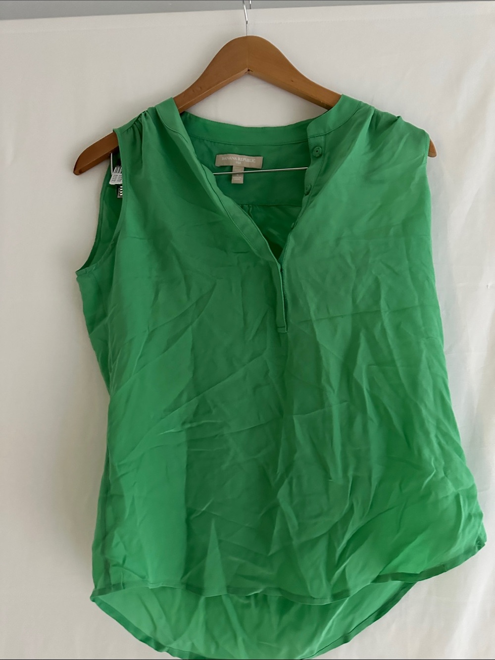 Banana republic, silk Bright Green Sleeveless V-Neck Camisole